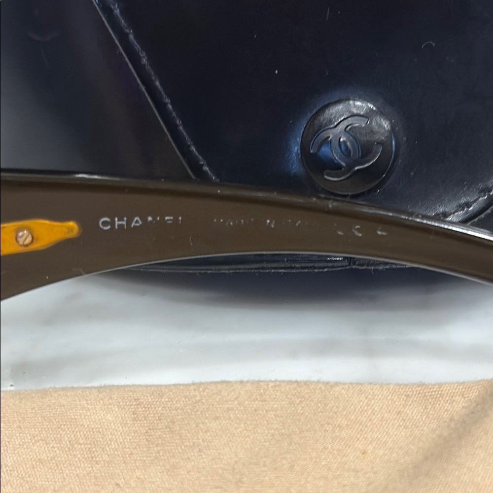 CHANEL Black Sunglasses with Elegant Oversized Frames - Picture 7 of 12